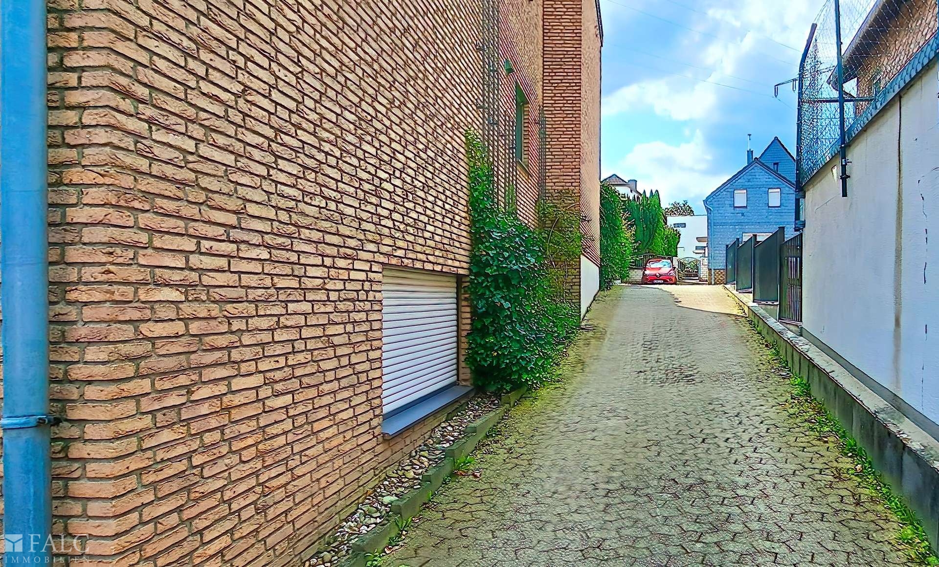 Rampe zu Hof und Garage